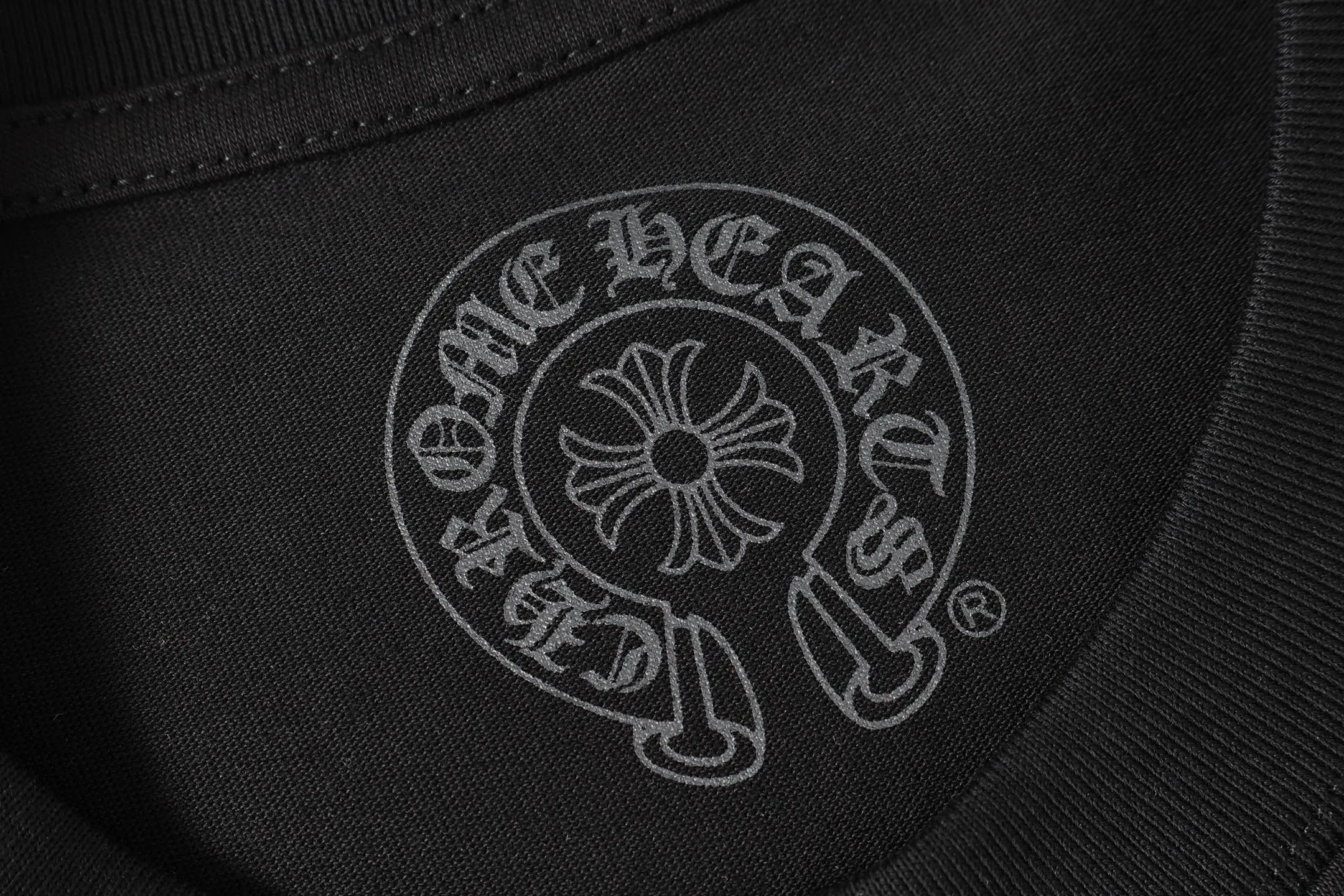 P150 Cross-border running quantity model, please do not place an order if you are pursuing quality - Chrome Hearts/Chrome Heart Cross Sanskrit short-sleeved T-shirt - High weight, high density and high quality. The wool is soft, delicate and skin-friendly. It feels soft and silky. It has excellent warmth and skin-friendly properties. - Customized weaving and dyeing, no color difference. No matter the fabric or workmanship details, it is better than the ordinary version on the market. -Colour: black white -Size: S M L XL